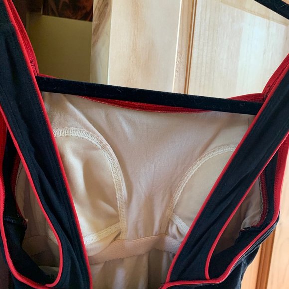 Swimsuit, size 8. TYR, 100 % Polyester, strech performance, Black and red. - Picture 4 of 10
